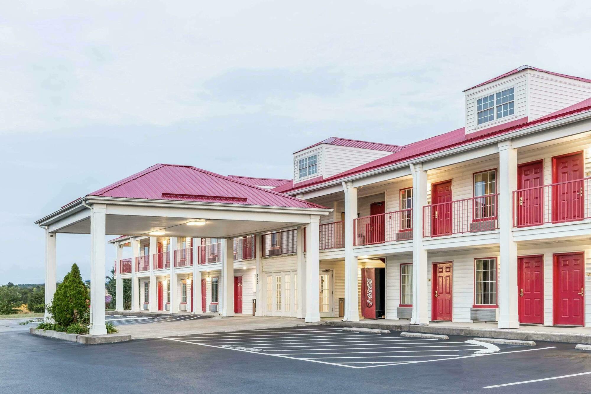 Super 8 By Wyndham Clinton Exterior foto